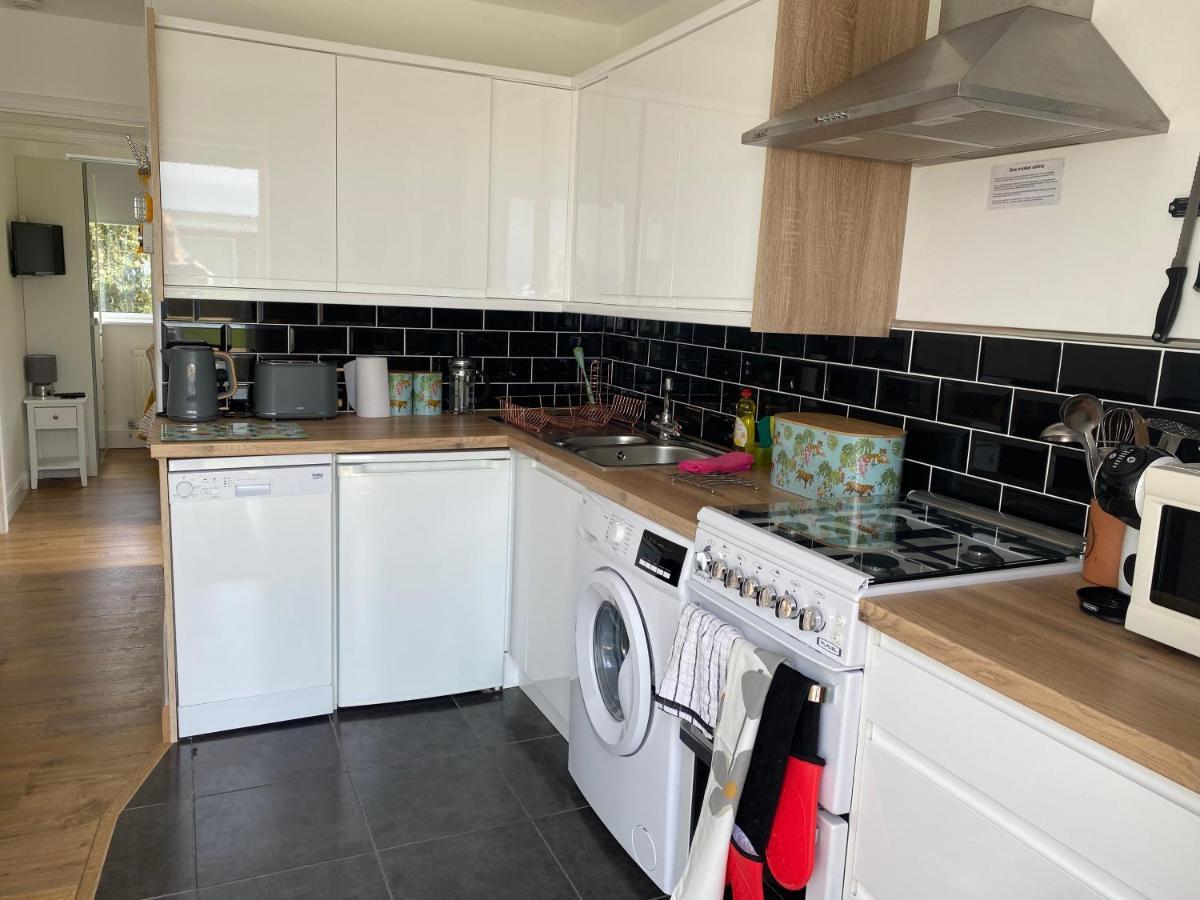Seaview Self-Catering Coastal Bungalow In Rural West Wight Freshwater Dış mekan fotoğraf