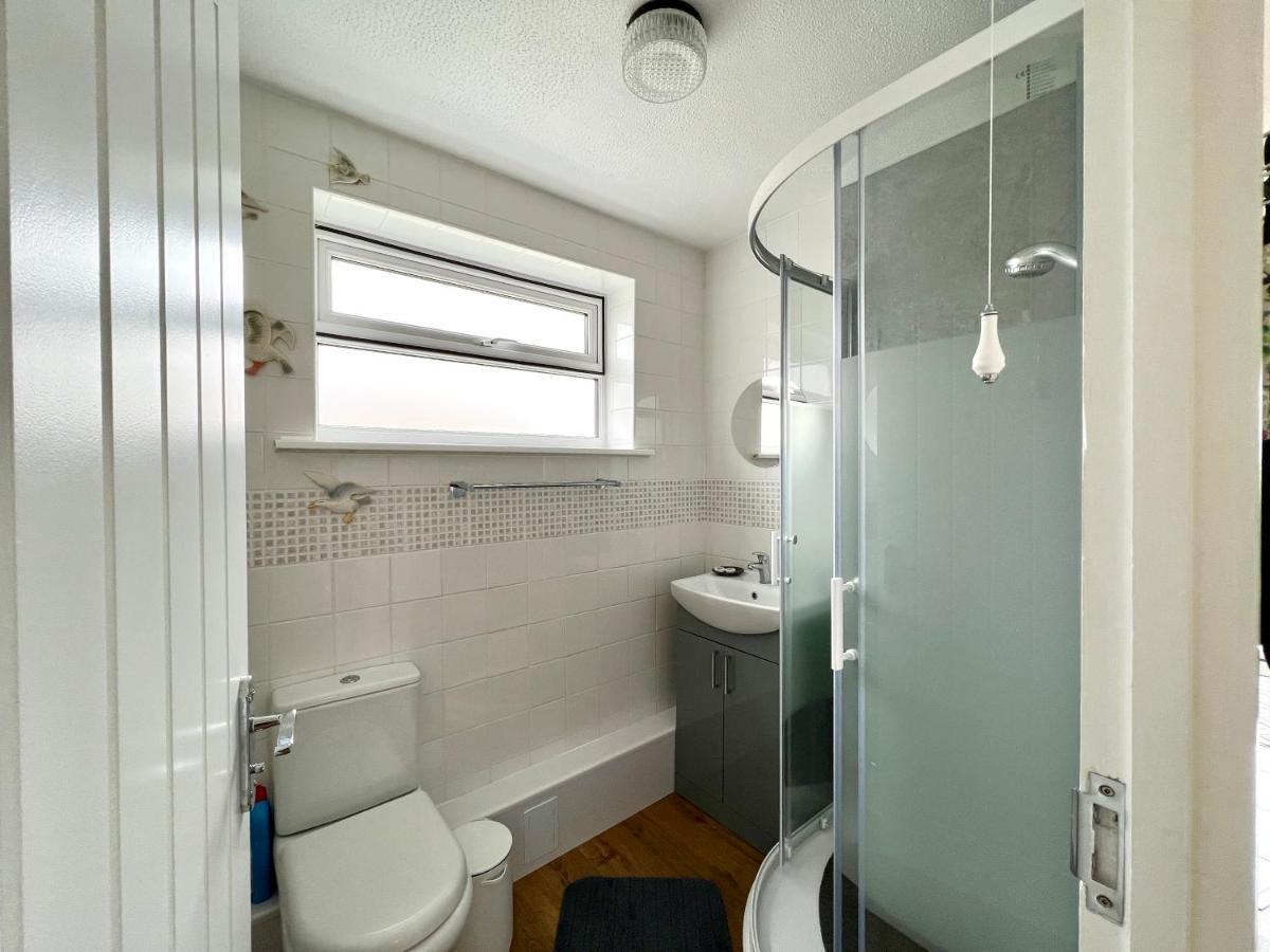 Seaview Self-Catering Coastal Bungalow In Rural West Wight Freshwater Dış mekan fotoğraf